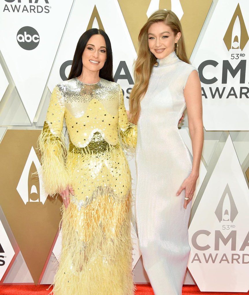 SBSwags's tweet photo. Just YES 💛🔥 @KaceyMusgraves @GiGiHadid #CMAawards https://t.co/jHrTdGGwtR