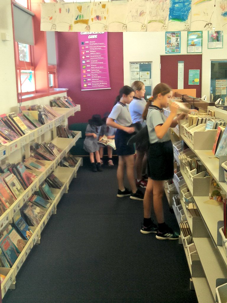 BNPSHub's tweet photo. Lunchtime library fun! I love seeing students engaged with books, games and each other. @BexleyNorthPS https://t.co/cYN7SghDnd