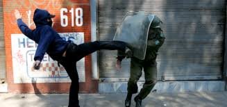 Perdón por estos vagos insolentes.
#GraciasCarabineros