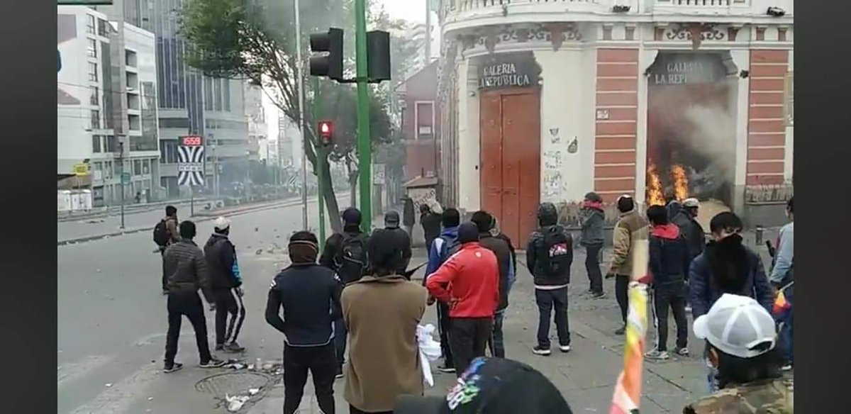 Carolin96976921's tweet photo. Así defienden su Proceso de cambio. Delincuentes en su máxima aprensión #NoMAS #Evonovuelvas #EvoDictador #NoFueGolpeDeEstado https://t.co/SXUgb1wr3x