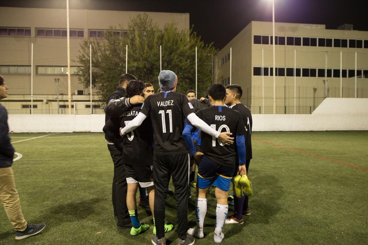 GallosdeOroFC's tweet photo. Terminó el sueño con ilusiones rotas pero la mirada en alto. Se jugó con honor y la victoria no se dio pero el fútbol da revanchas y nos levantaremos de esta. Algún día llegará la gloria para esta institución. #AlesLesBleu #GallosDeOro https://t.co/QsXsGo3EOy