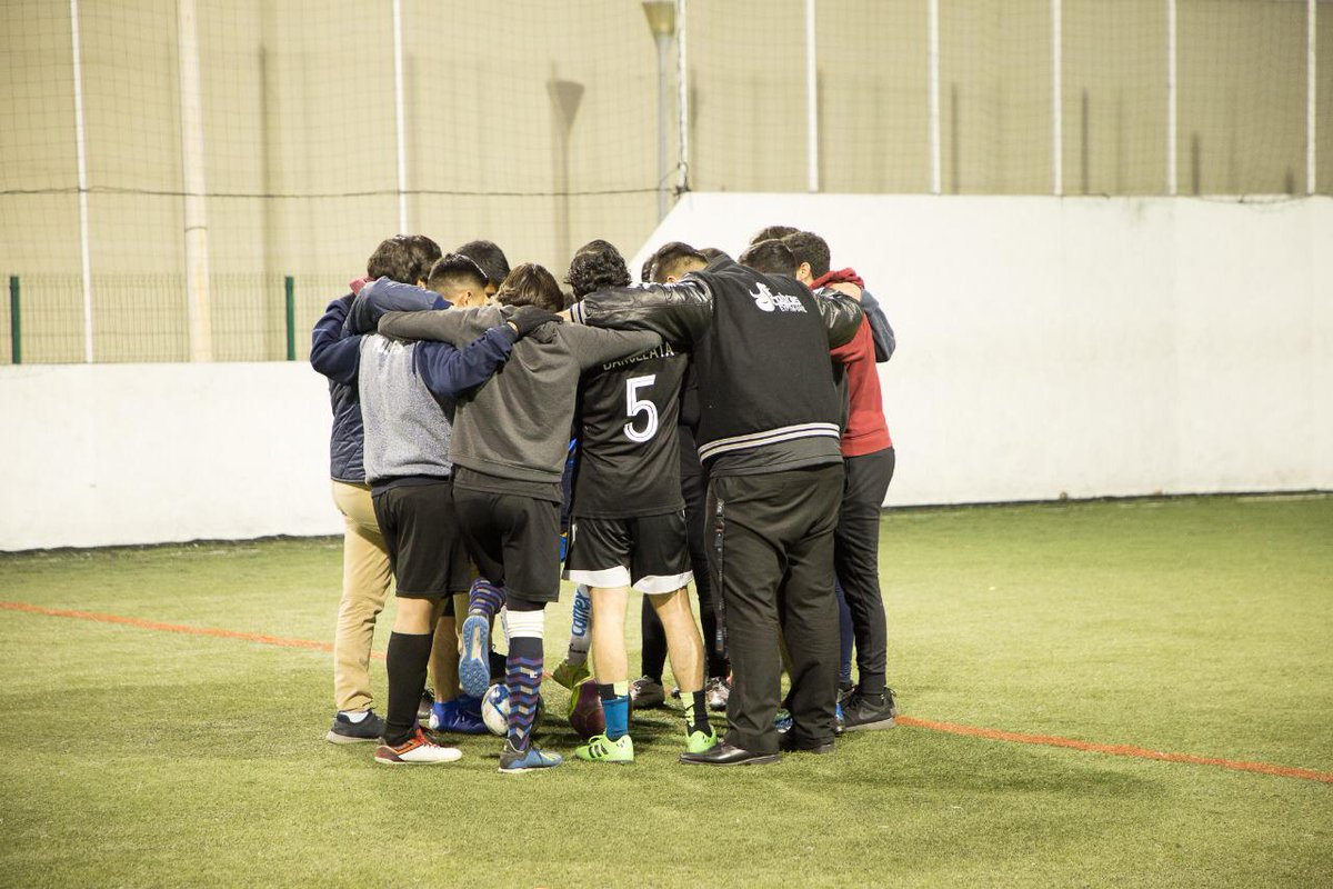 GallosdeOroFC's tweet photo. Terminó el sueño con ilusiones rotas pero la mirada en alto. Se jugó con honor y la victoria no se dio pero el fútbol da revanchas y nos levantaremos de esta. Algún día llegará la gloria para esta institución. #AlesLesBleu #GallosDeOro https://t.co/QsXsGo3EOy