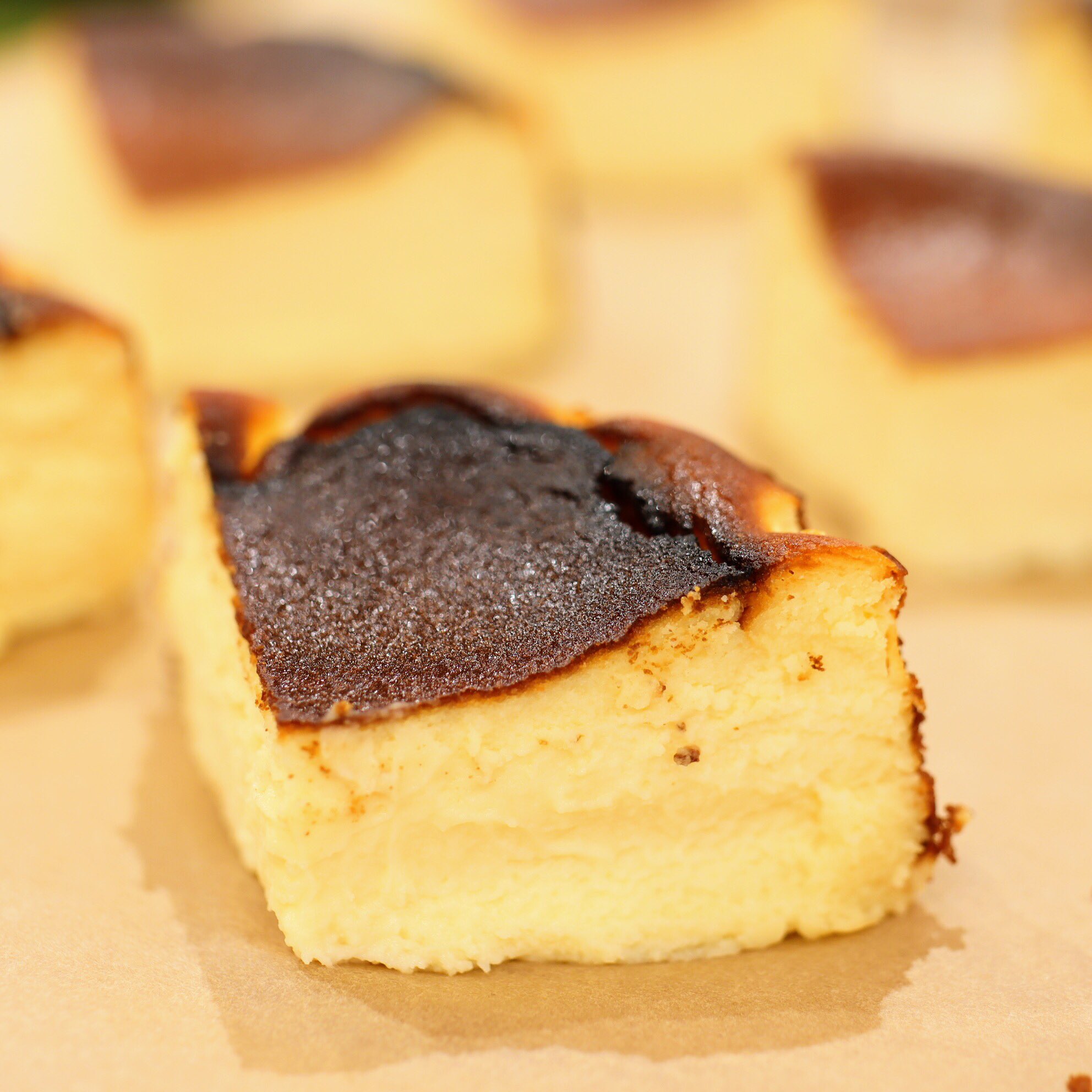 阪神百貨店 公式 7階イベントスペースは チーズケーキのネット専門店 カオリーヌ菓子店 のバスクチーズケーキ チーズ研究家 かのうかおりさんがスペイン バスク地方で食べたケーキの味が再現されているんです 阪神百貨店 阪神梅田本店 涙活