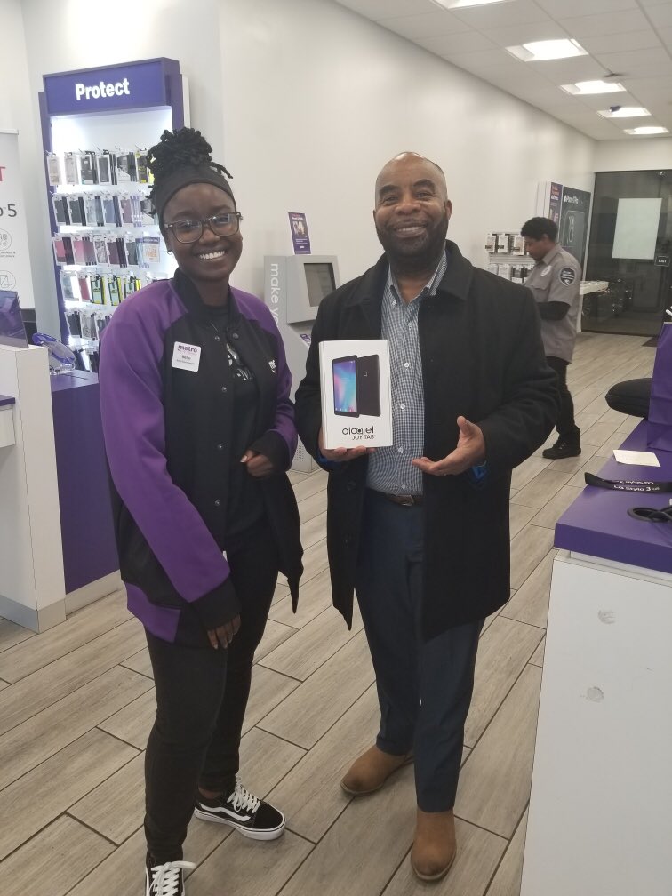 Milano_TM's tweet image. Ilene finally got one!!!! Persistence is key🗝! #MetrobyTMobile #Tabletsforall #Majorkey