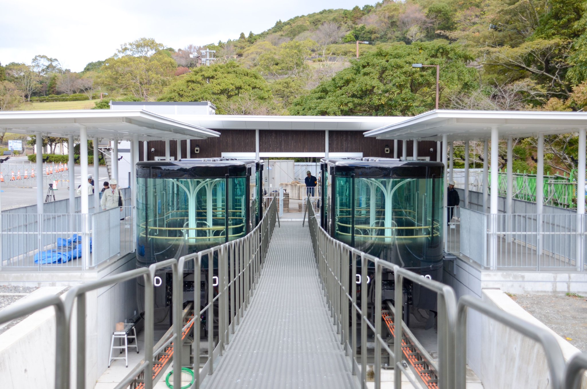 長崎市役所総合公式 稲佐山スロープカーの開業迫る 来年2月の開業を予定している稲佐山スロープカー 工場での制作を終え 稲佐山公園への搬入が行われました スロープカーは 山頂と中腹の駐車場を