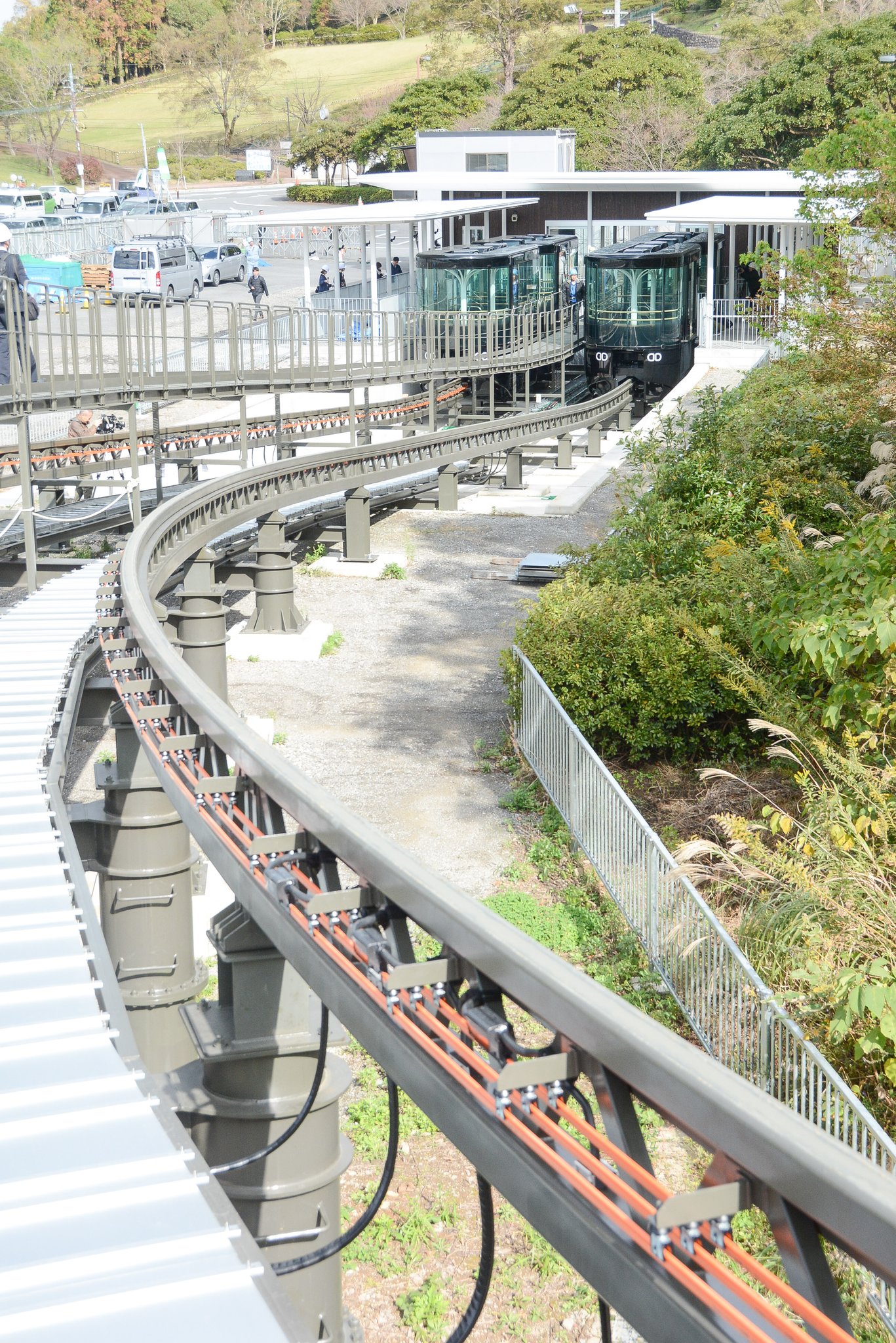 長崎市役所総合公式 稲佐山スロープカーの開業迫る 来年2月の開業を予定している稲佐山スロープカー 工場での制作を終え 稲佐山公園への搬入が行われました スロープカーは 山頂と中腹の駐車場を結び 車内から長崎の夜景を楽しむことができます