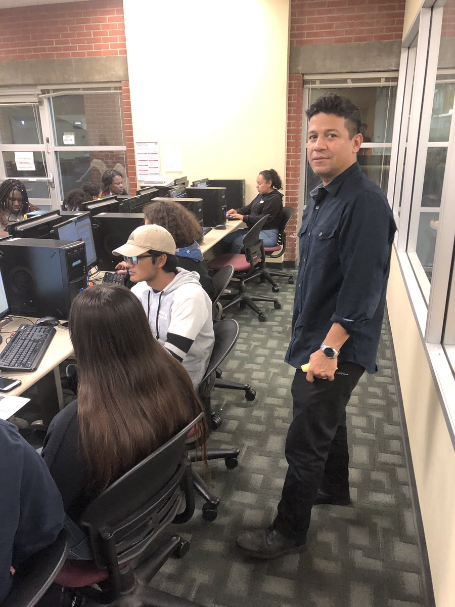 Knightsdw1's tweet photo. City’s FIRST Umoja Math  and Writing Jam!!!Students spilled over into English and math tutoring centers, hallways and our cultural tutoring fusion space with math, English faculty and tutors to assist.#citypride#CWR#EOPS#DSPS #Title5 https://t.co/SB9EMtri3S