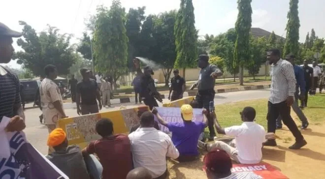 917wavefm's tweet photo. #Sowore: DSS denies shooting at protesters.

#NEWSPAPER_TORI W/

@skyogbu x &amp; @OganKatura 

On #DayBreakNaija🇳🇬

#wsws11 #waveFmPh #ThursdayMotivation #ThursdayThoughts #thursdaymorning 

Online listening portal: https://t.co/9n1jVhwEnd https://t.co/xDtqJeUULA