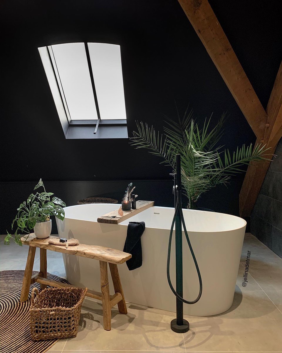 Sommige klanten worden wel heel erg aangestoken door onze zwartstalen dakramen😎.
<a href="/jellinadetmar/">Jellina</a> van een zwart dakvlak, zo komen alle aanwezige onderwerpen nog meer naar voren.
Wij vinden het wel gedurfd 🙂 FEROLUX.nl . #zwartstaal #badkamerinspiratie #dakramen