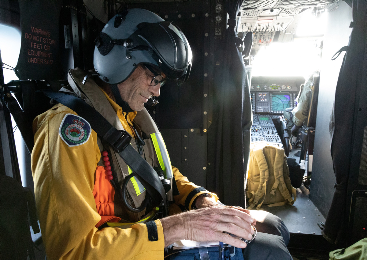 #OurPeople have been busy supporting both @QldFES &amp; <a href="/NSWRFS/">NSW RFS</a> in support to the #QLDfires &amp; the #NSWfires. The teams have been assisting to conduct night fire mapping &amp; impact assessments, alongside helicopters from <a href="/Australian_Navy/">Royal Australian Navy</a>.  #GoodSoldiering