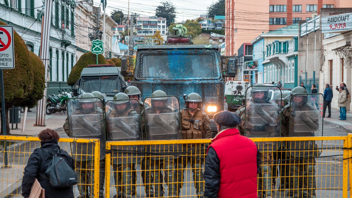 AkinBarria's tweet photo. La historia se cuenta sola, acción completamente anti protocolar en contra una persona de la tercera edad que estaba PROTESTANDO pacíficamente.
#PuntaArenas #ChileDesperto #BastaDeAbusos @sombrazz https://t.co/Zfwqag97Ab