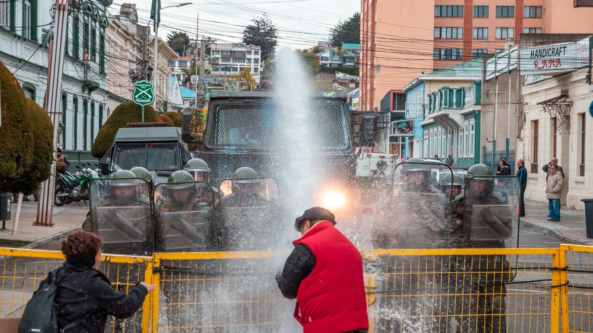 AkinBarria's tweet photo. La historia se cuenta sola, acción completamente anti protocolar en contra una persona de la tercera edad que estaba PROTESTANDO pacíficamente.
#PuntaArenas #ChileDesperto #BastaDeAbusos @sombrazz https://t.co/Zfwqag97Ab