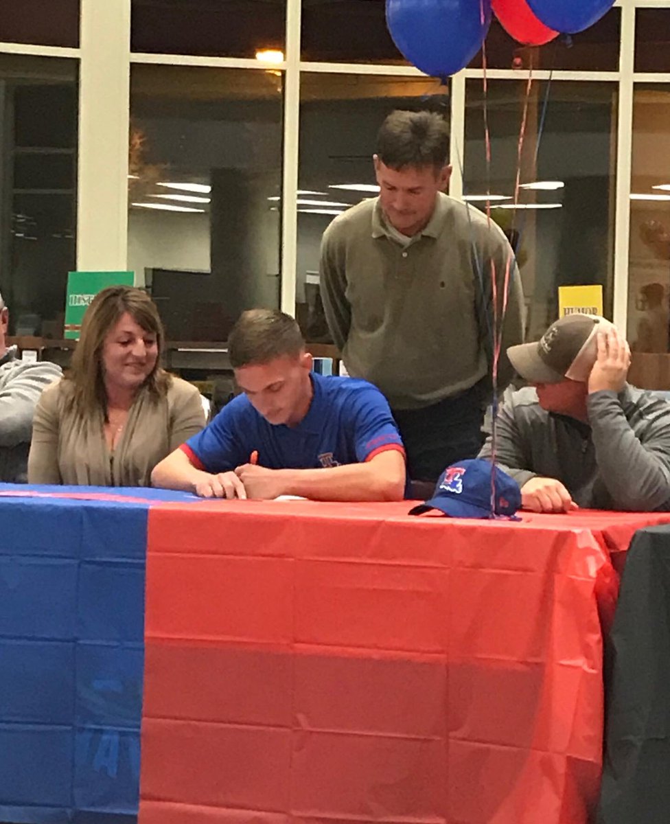 zgreen25's tweet photo. Signing Day...✍🏼🐶🐶 #EverLoyalBe @LATechBSB https://t.co/uzXtEiJkz8