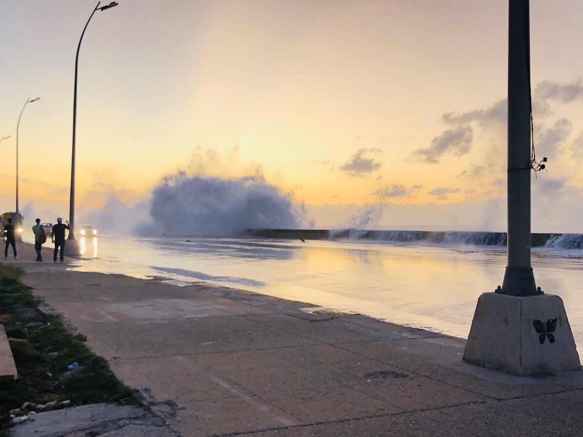 Travelnet_Cuba's tweet photo. Olas en el Malecón de La Habana !! https://t.co/738Q7LxUpC