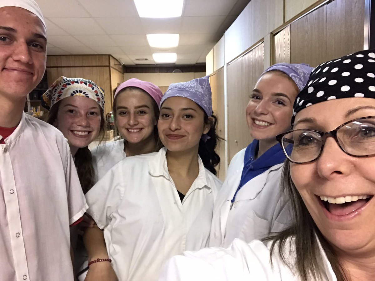 _shawnfreeman's tweet image. LOVE getting to serve with these kids tonight, they make me better!  Served 44 meals including two young families tonight.  #serveothersoverself #WeAreADA