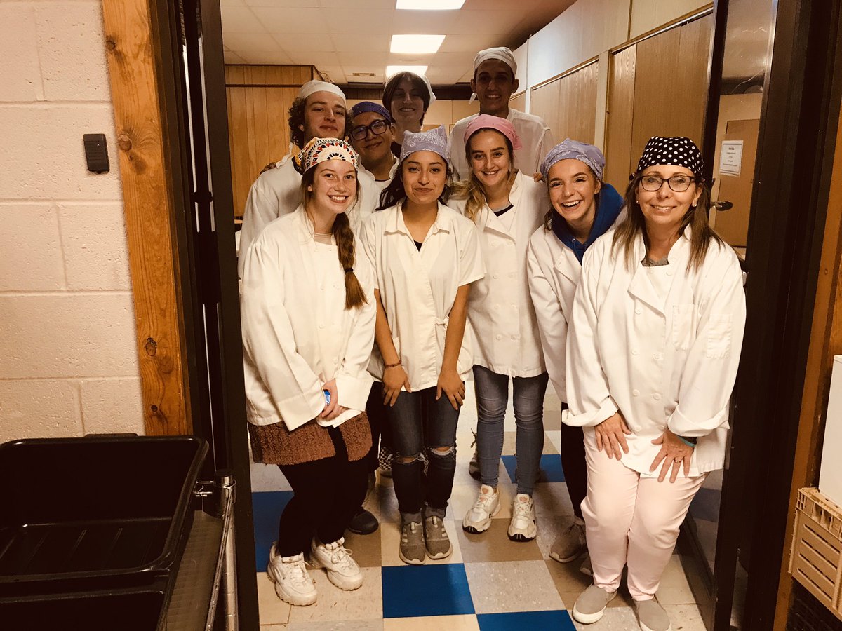 _shawnfreeman's tweet image. LOVE getting to serve with these kids tonight, they make me better!  Served 44 meals including two young families tonight.  #serveothersoverself #WeAreADA