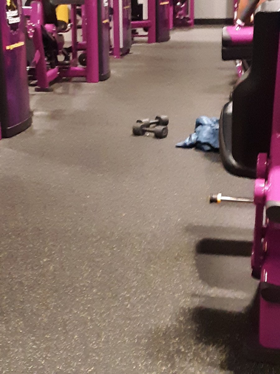Manda_love_love's tweet photo. This happened at the gym today. WTF?! Just left there for anyone to trip over. #gymfails #mustbenew #gladididnttrip This same person probably never wipes down the equipment as well. #grrr https://t.co/ggBURDLolK