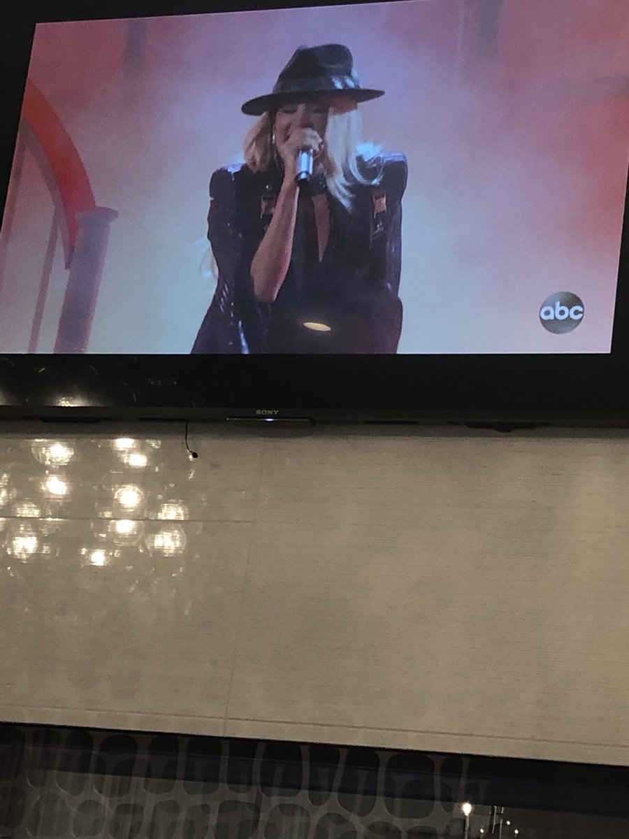 Jessica_Pop22's tweet photo. Killing it ⁦@carrieunderwood⁩ !! #CMAawards2019 https://t.co/fU2qUztQGu