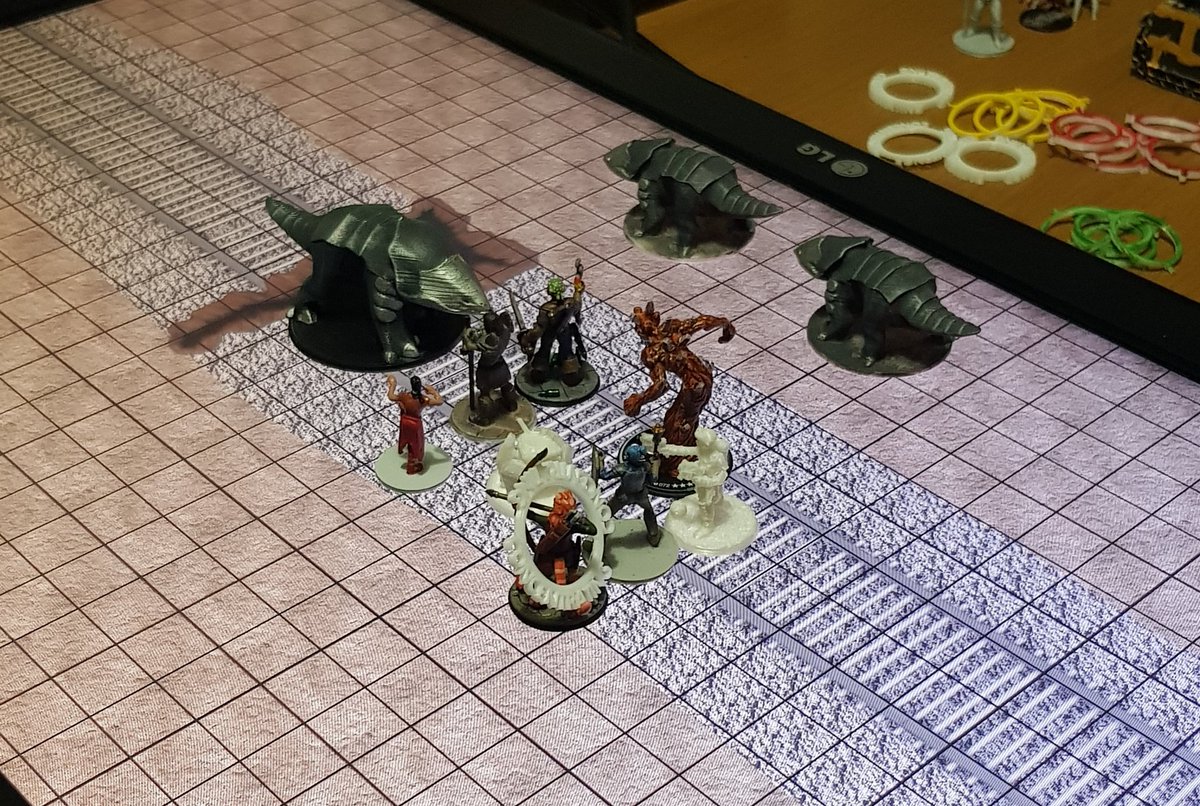 SupaMeow's tweet photo. Ambushed!
#WyrmwoodWednesday https://t.co/HTxlwxLnwX