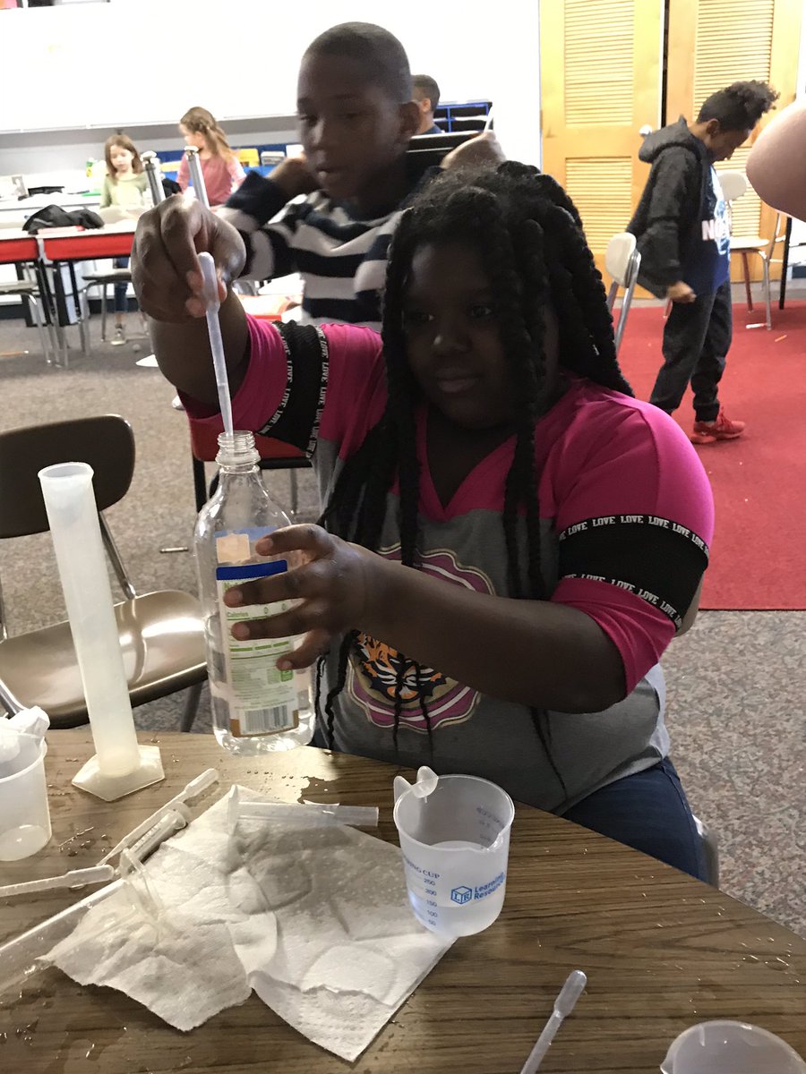 ReevesRogers's tweet image. Mrs. Jackson’s students loved exploring liters and milliliters and estimating the volume of containers. #MustangNation #3rdGradersRock