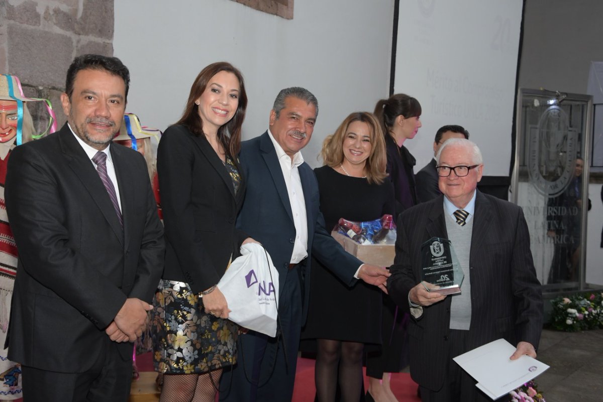 raulmoronO's tweet photo. Fue un honor participar en la entrega de premios Mérito al Compromiso Turístico de la 
@ComunidadUNLA; mi reconocimiento a los galardonados, quienes con su labor han contribuido a impulsar la belleza de nuestro Municipio y del estado. ¡Enhorabuena!
#MoreliaSeTransforma https://t.co/gUocp5tyDg