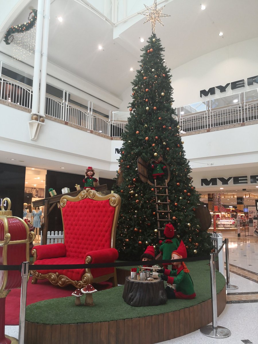 ElleBSummers's tweet photo. #ThisInterventionIs for y'all who think it's ok to put up Christmas decorations in November!!! https://t.co/txWoDRLRB1