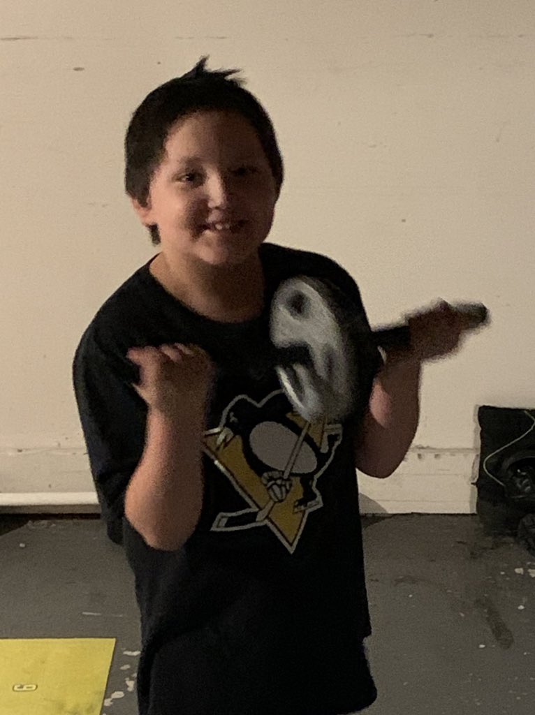 sangster_97's tweet photo. Dad caught me trying 10lb curls this evening #StrengthTraining for my shot...what’s the problem dad? @howtohockey #dedication #ForTheW #HockeyTwitter #hockey #follobackforfolloback @hockeyshot1 my @BauerHockey #flylite will seem even lighter if that’s possible #hockeysmile https://t.co/v36lrVMFLk