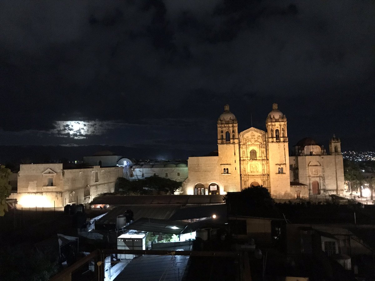No es un sueño, es #Oaxaca 

Terminando otro día trabajando, con esta preciosa vista de nuestra hermosa ciudad.
#BenditasRedesSociales #Amore #HyN #Bendiciones <a href="/PitionaOax/">Pitiona</a>