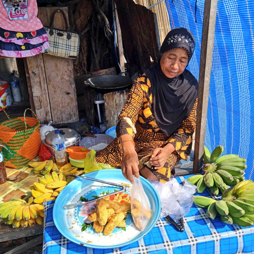 arieparikesit's tweet image. Habis beli #Naskun geser ke ibu jual #Pisgor pas lg dilayani ada ibu pedagang pasar lain lewat &quot;pisang goreng difoto, orangnya tida&quot; kita ketawa semua, lalu blio bertanya sambil memegang lengan saya &quot; anak dari mana?&quot;

Apakah ini yg disebut chubby-friendly tourism? 😀