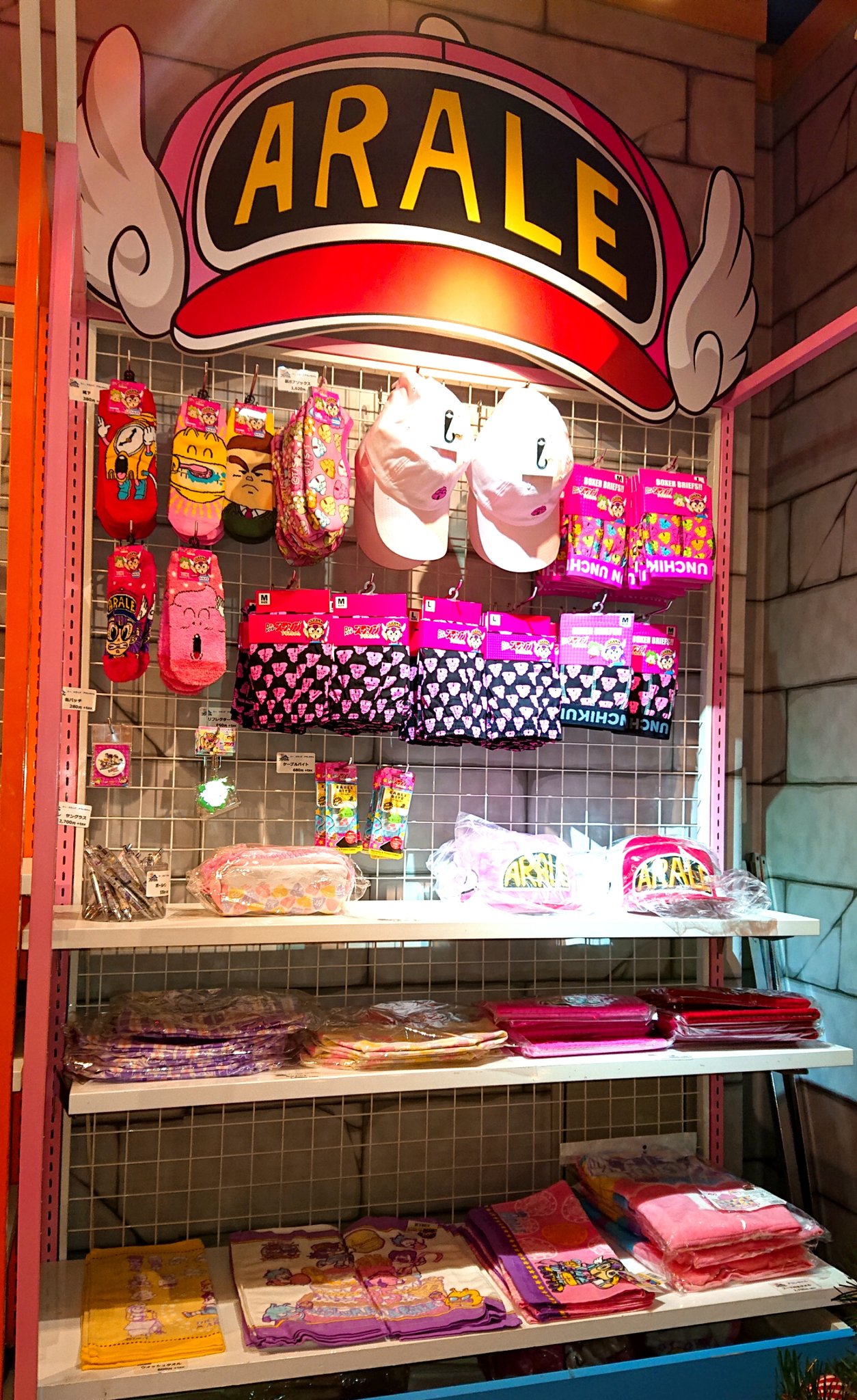 フジテレビショップ フジさん んちゃ Drスランプアラレちゃん のグッズが好評発売中です タオルや靴下 アラレちゃんが被ってるキャップなど可愛くて令和になった今でもとても人気です うんちくんも置いてあるフォトスポットもあります フジテレビショップ フジさん んちゃ Drスランプアラレちゃん のグッズが好評発売中です タオルや靴下 アラレちゃんが被ってるキャップなど可愛くて令和になった今でもとても人気です うんちくんも置いてあるフォトスポットもあります