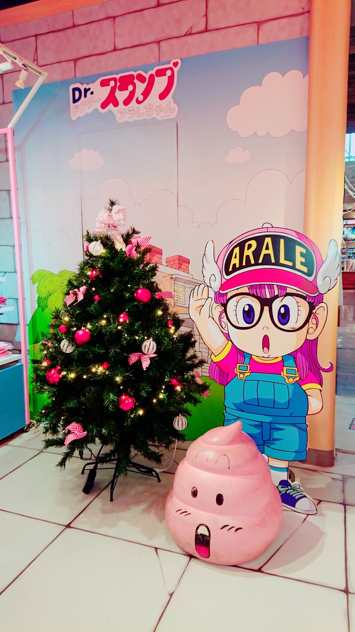 フジテレビショップ フジさん んちゃ Drスランプアラレちゃん のグッズが好評発売中です タオルや靴下 アラレちゃんが被ってるキャップなど可愛くて令和になった今でもとても人気です うんちくんも置いてあるフォトスポットも