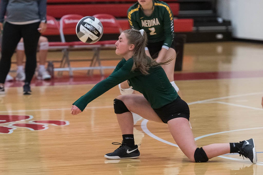 Cloverleaf's <a href="/corinacass/">Corina</a> makes the pass at Wadsworth. @CloverleafVB