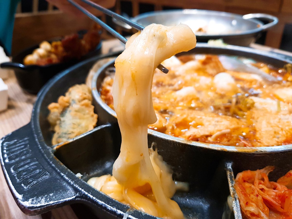timefortasty_gp's tweet photo. รอ Redsun Buffet นานมากกก รอบนี้กินแบบกังนัม 499+ ไปเลย
นี่ฟินกับชีสมาก เอามาห่อเบคอน กับต็อกคือดี ทานคู่กับซุปกิมจิ ฟินสุด พวกหมู กุ้ง หอยก็โอเค แต่ถูกใจข้าวผัดเรดซันมาก นัวจริงๆ สลัดก็อร่อย บุฟเฟ่ต์ไม่ได้มีบ่อยๆ รีบมาก่อน 20 ธ.ค. นี้นะ! @aroii #redsunbuffet https://t.co/GhVgqTgePY