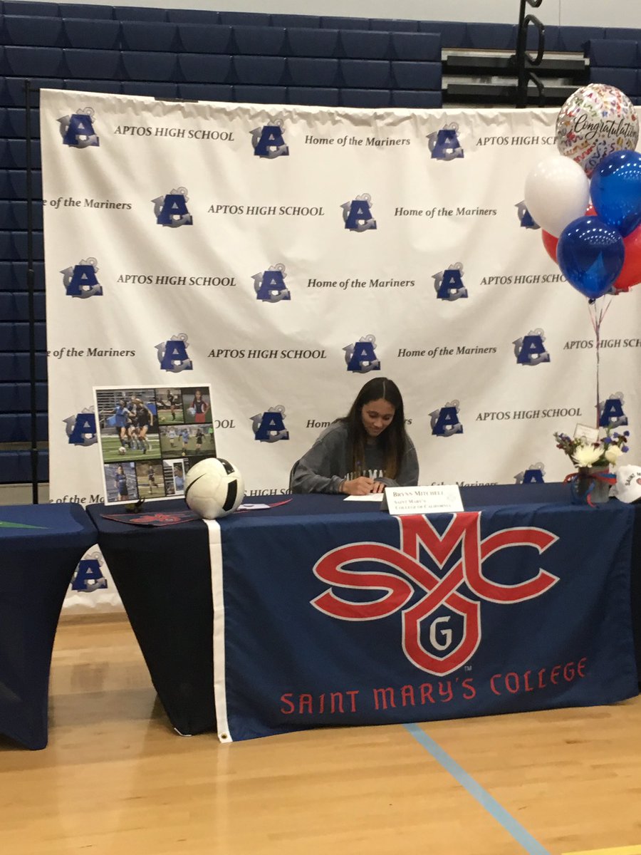 santacruzutdfc's tweet photo. 🖊⚽️
Senior midfielder Brynn Mitchell signs her National Letter of Intent to St. Mary’s College of California. Congrats  Brynn! 
#stmarys #committed #division1bound #fullridescholarship #santacruzbreakers https://t.co/doGrt1oViY