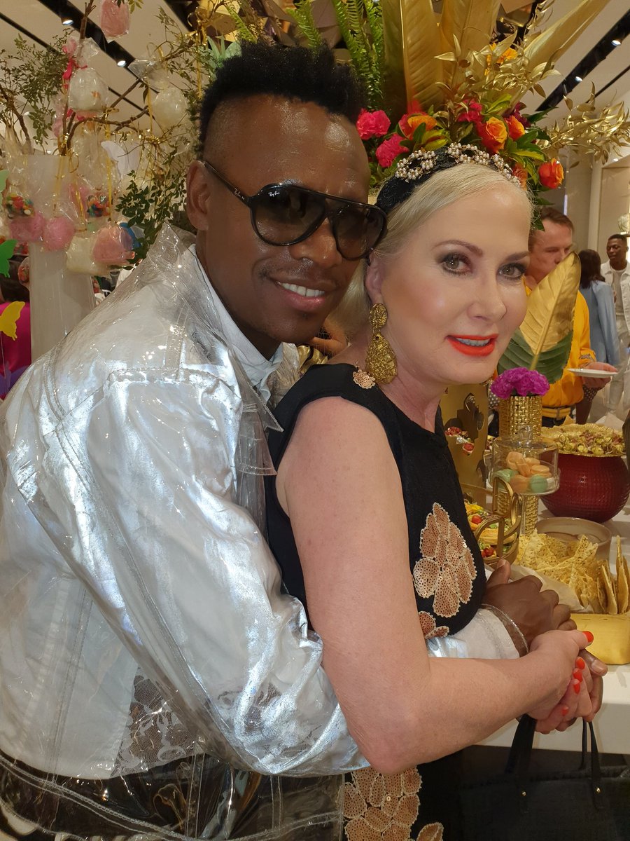 PalluSA's tweet photo. This was funny !
With ' The Emperor ' @PalediSegapo discussing that we both liked a photo showing our right side . Where there is a will there a way ! Such a fun time with @MelinaLambrakis the collection of shoes and bags are STUNNING at Preview .
#PreviewLuxeLabels https://t.co/Qj0SY4a2uZ