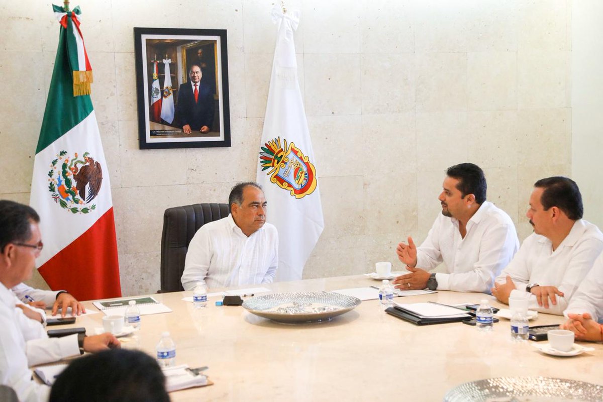 acapulcopress's tweet image. ACAPULCO, Guerrero. * 13 de noviembre de 2019.
] Gobierno de Guerrero.
El gobernador Héctor Astudillo Flores, sostuvo una reunión de trabajo con directivos de la Comisión Federal de Electricidad (CFE) de la División Centro-Sur, con el objetivo de  #Héct acapulcopress.com/gobierno/guerr…