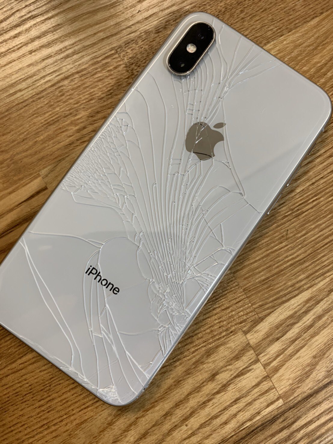 ワキジュン Iphoneは裸で持つべき を実践してたら最初画面が割れ 今日裏面までバキバキ 遂にケース付けました Iphonex ケースは付けない 落とすと割れる T Co Zz6i1hydbr Twitter