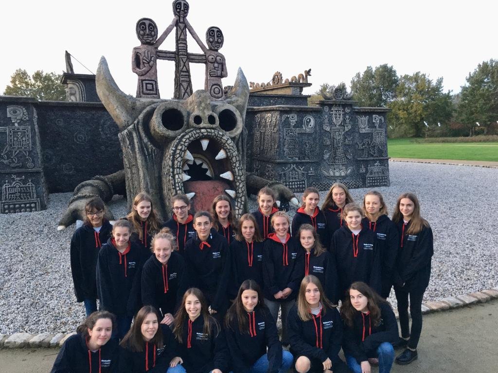 Bonne chance aux 22 mayennaises qui partiront disputer le concours international de robotique en Australie #RoboRave Représentant la France, elles ont souhaité emmener un souvenir emblématique de leur Mayenne
#PaysdeCraon / <a href="/lamayenne/">La Mayenne, le Département</a> épatant département! 
helloasso.com/associations/r…