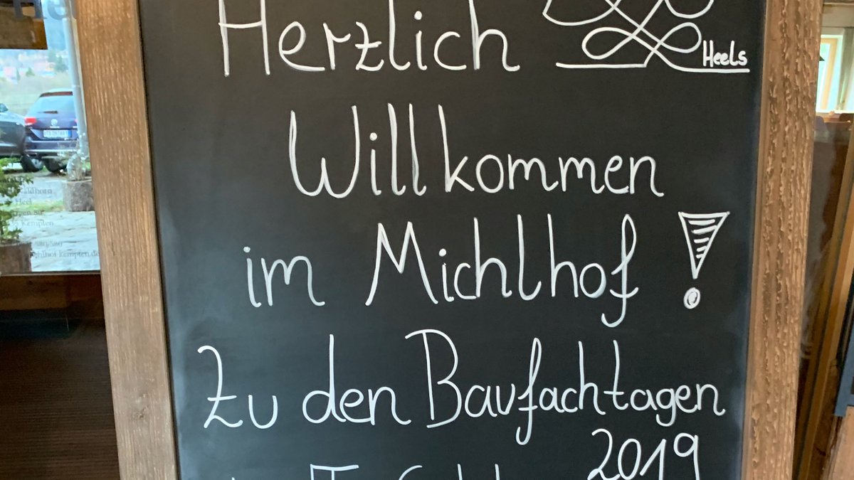 SchlagmannT9's tweet photo. Gestern wurden wir in #Kempten herzlichst begrüßt! Vielen Dank! #Baufachtage2019 #Ziegel #Mauerwerk #Bauen #Weiterbildung #Schallschutz #GEG #Luftdichtheit #Redbloc https://t.co/9niwsfXC3I https://t.co/OMFVuPiPWR