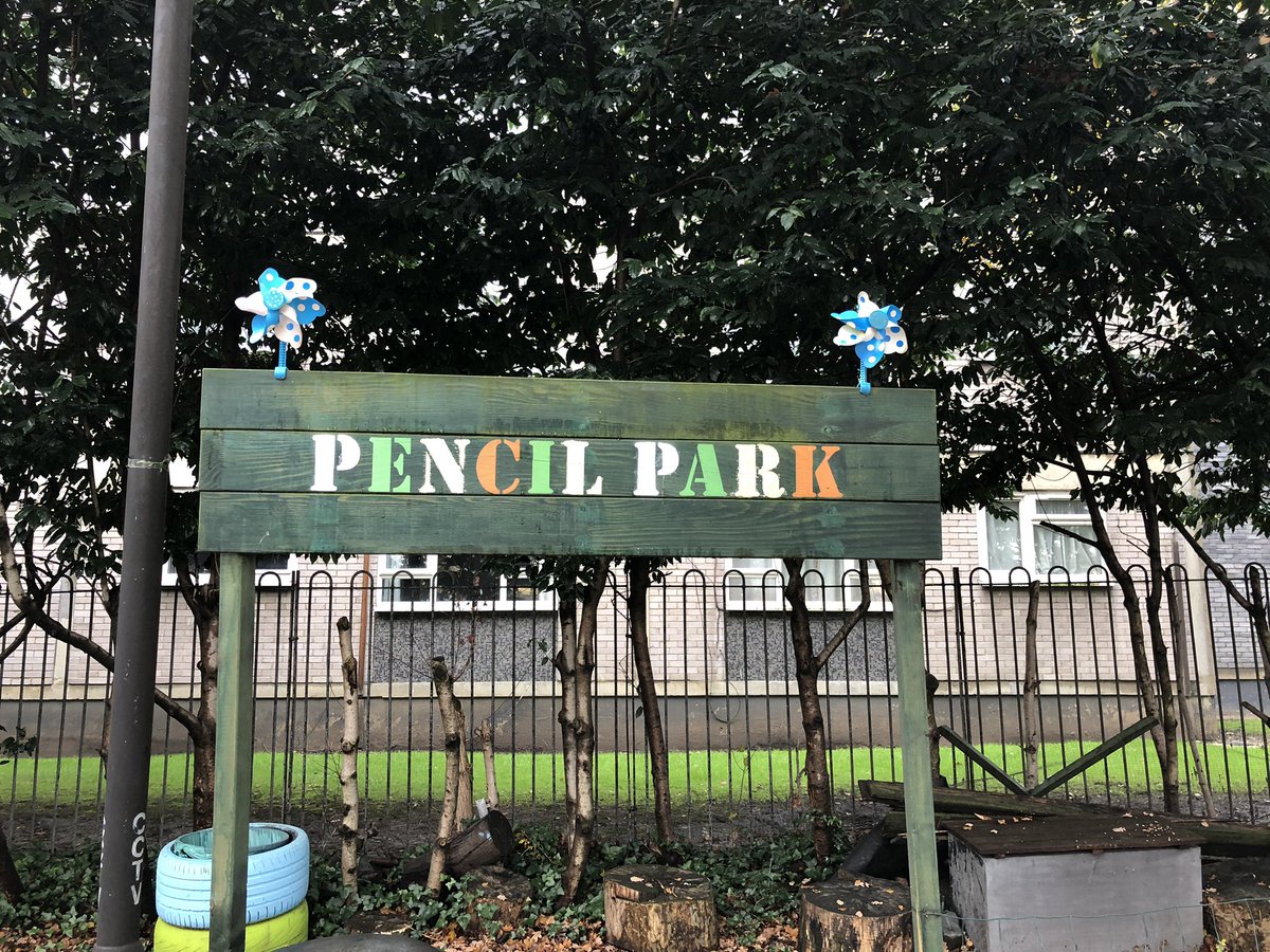 saullockwood's tweet image. Not sure who thought that sharpening up the branches was a good idea in a children park??!! 🤔 #potentialDEATHtrap 💀 #Brixton #pencilpark #whatplanetareyouon #