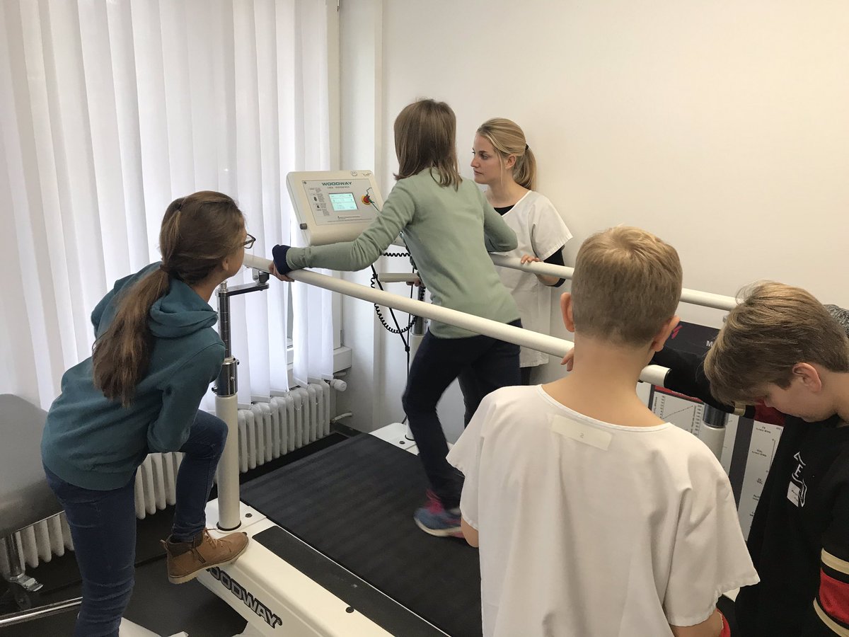 inselgruppe's tweet photo. Die #Zukunftstag-Jugendlichen ergreifen die Initiative und verausgaben sich: Sei es beim Lungenfunktionstest oder auf dem Laufband 🥇 #Inselspital #Berufseinstieg #Sportmedizin https://t.co/doR1dc70aW