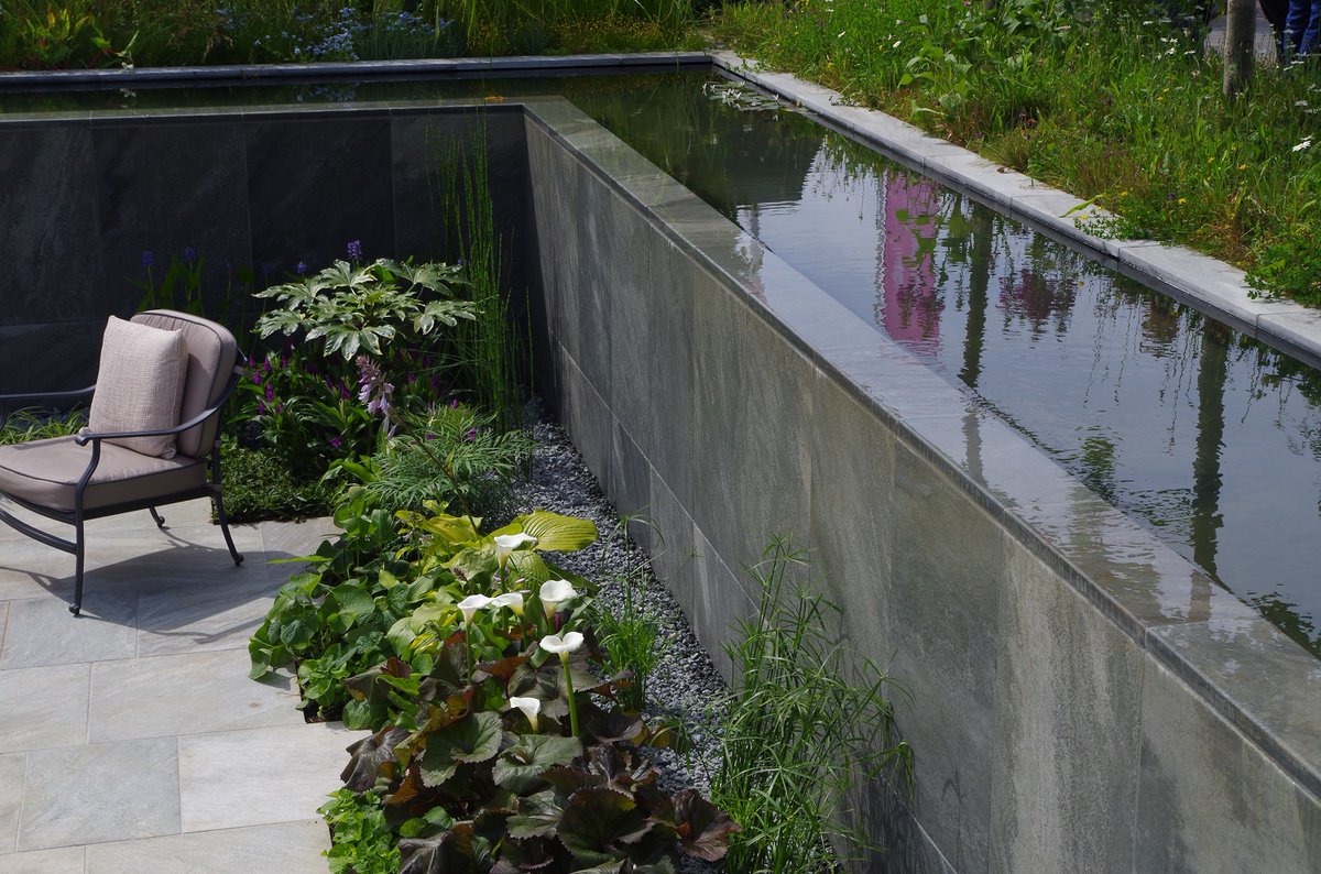 For today's #ThrowbackThursday we skip back to #RHSHampton 2016 &amp; <a href="/PerennialGRBS/">Perennial</a> Silver award showgarden 'Immerse' designed by <a href="/CherrycarmenGD/">Cherry carmen</a> &amp; constructed by @LivingLandUK featuring Sovereign Range Ebony Cloud Paving [ow.ly/X1WV50xaCMs] 
Read more cedstone.co.uk/news/immerse