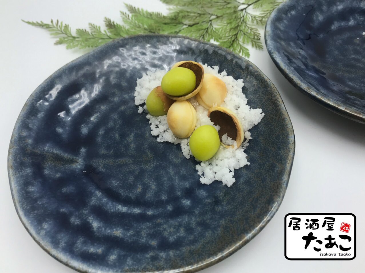 居酒屋たあこ 粘土で食べものをつくる人 新作 銀杏 の小物入れ 塩炒り銀杏が のってる小物入れ 作りました アクセサリーや 鍵置き場などに 使えます クリエイターズマーケット で 登場します 居酒屋たあこ 居酒屋 塩炒り銀杏 つまみ 居酒屋