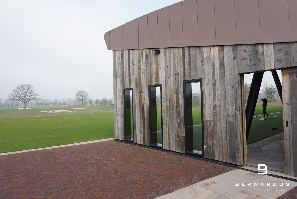 Onder alle weersomstandigheden oefenen. Het is mogelijk op onze overdekte driving range.