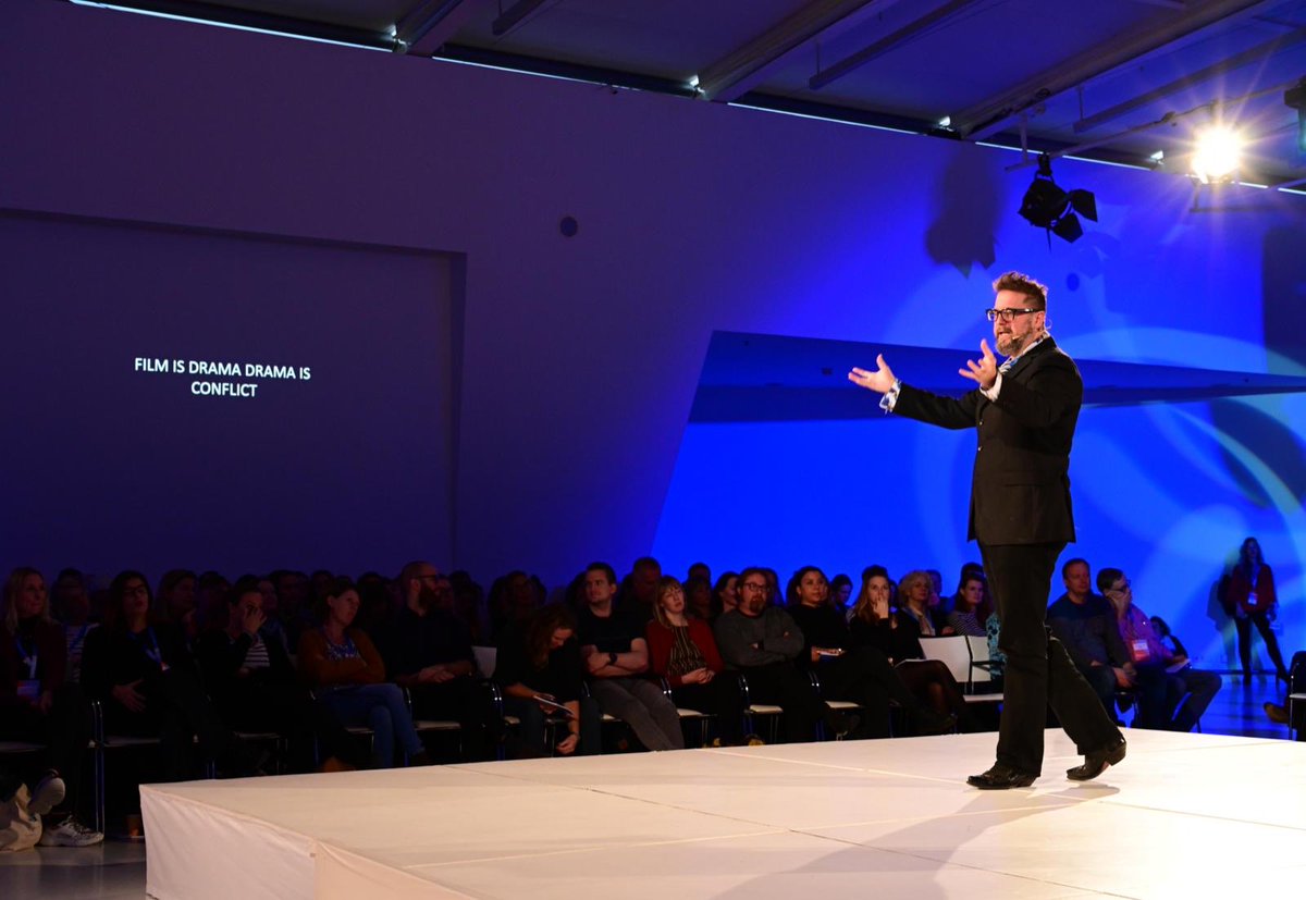 Keynotespreker #martinkoolhoven: “Dramatiseer je content. Geef richting aan je verhaal met een waardevolle emotie die blijft hangen.” #cmw19 <a href="/MartinKoolhoven/">Martin Koolhoven</a>