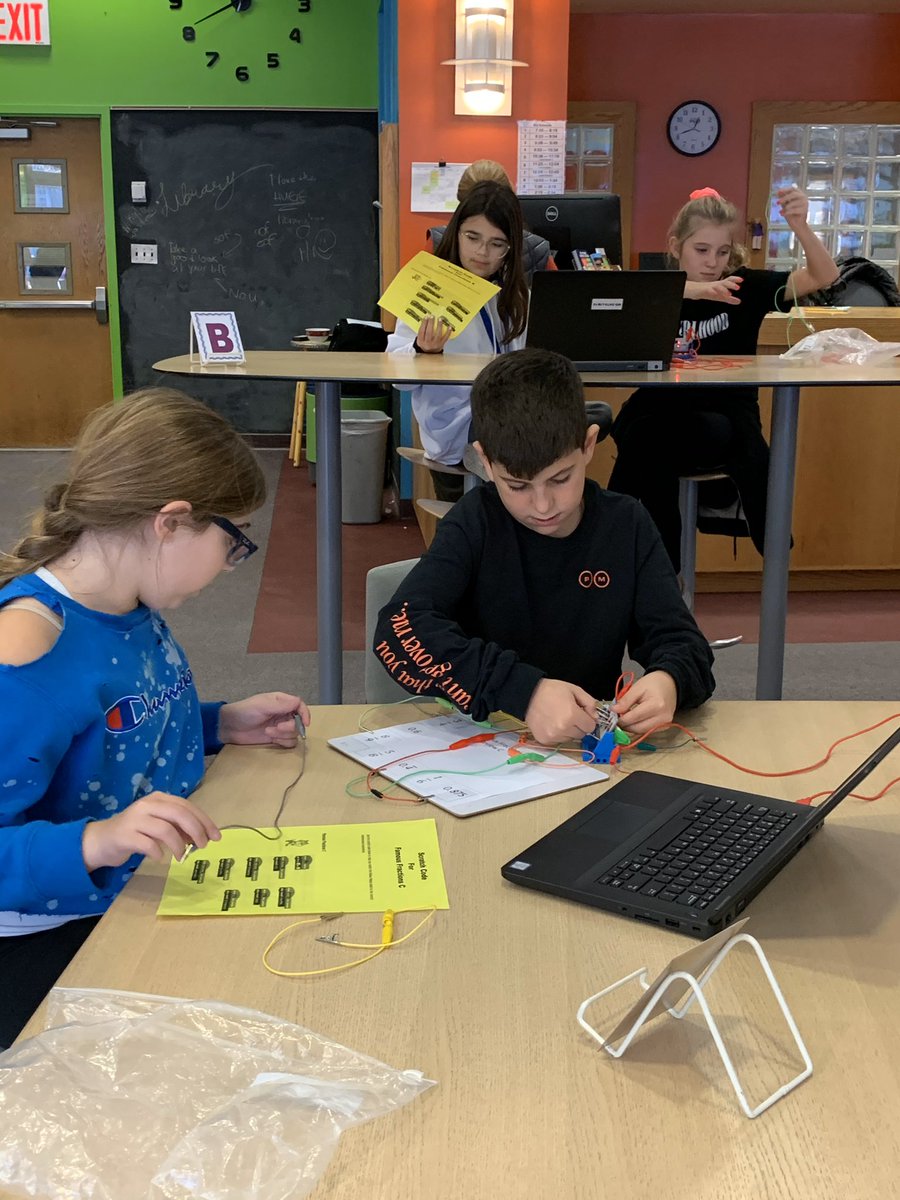 jsheehan927's tweet photo. Our 6th graders learning to read code and studying their favorite...fractions! #RMSFocused #RoslynSchools @m_goldspiel @cjohanson45 @DaveLaz1 @RoslynMS @RPS_Math #RMSCoding https://t.co/JOvmYoKghE