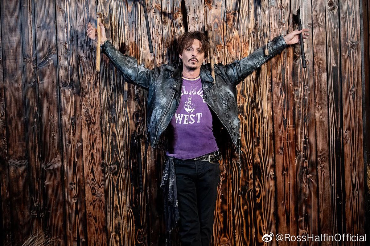 JDCNFan's tweet photo. #JohnnyDepp Oct 2019, L.A.  (3/3)  photo by @RossHalfin  via Ross's official Weibo account .THANK YOU !!!!  https://t.co/Wq7CGkpE2T https://t.co/sycRt3RFgK