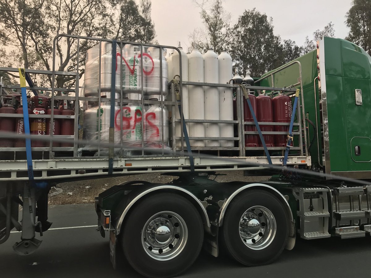 david_norling's tweet photo. Highway near Nabiac blocked #bushfiresNSW -4 brigades just passed us emergency lane-gas transport semi adjacent-NOT THE PLACE TO BE, https://t.co/vYdJsI9fjF