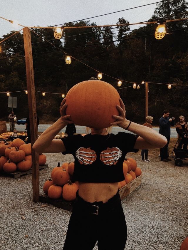 Octubre 26;

—Visita el huerto de calabazas junto a <a href="/EugeneLThorne/">Eugene</a> <a href="/Mikrokxzmos/">Wook</a> y <a href="/xKimHwng/">Baekie.</a> para comprar algunas calabazas extra ya que pensaban tallarlas aprovechando que Baek se quedaría más tiempo en casa. Ahí mismo toman algunas fotos de recuerdo.—