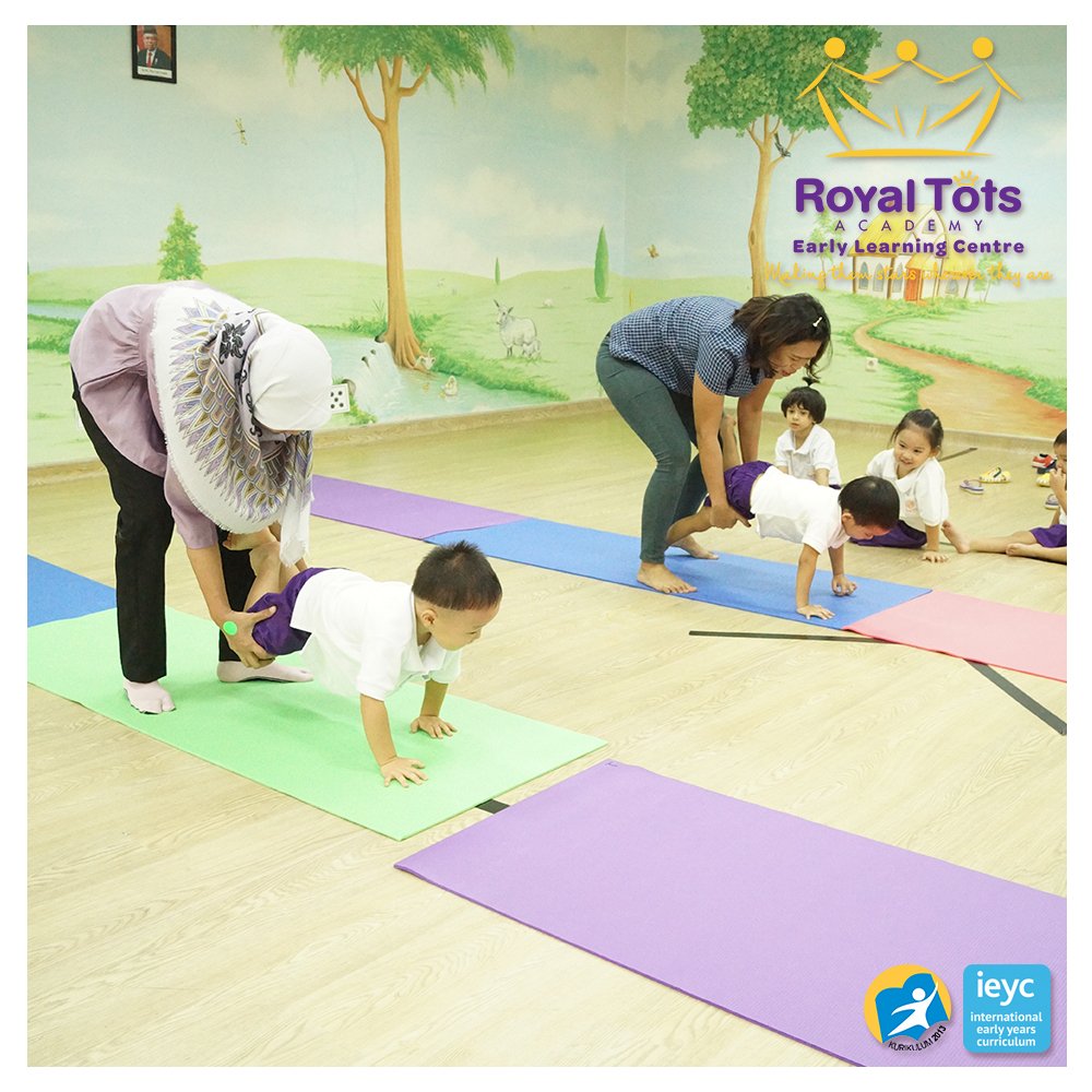 RoyalTotsIndo's tweet photo. This activity develops coordination, balance, and strength as kids imitate the movement of a wheelbarrow. #Preschool #preschooljakarta #earlyyears #ieyc #learn #playbasedlearning #learningthroughplay #fieldworkeducation #nursery #wheelbarrow #strength #balance #coordination https://t.co/kEq1os5aaV